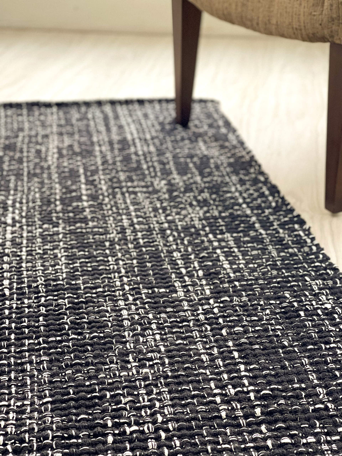 WAFFLE RUNNER, BLACK-WHITE, 2' x5'.