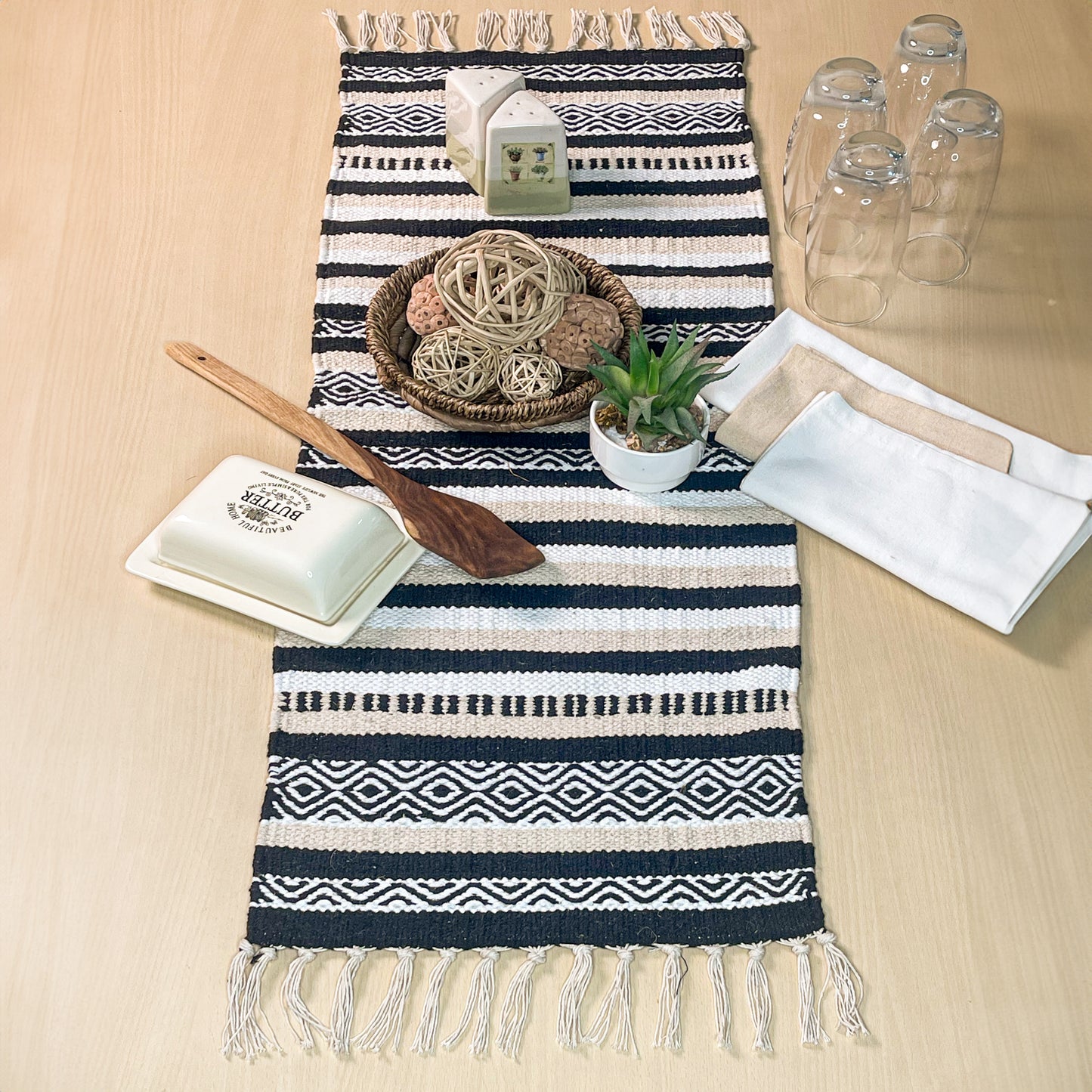 Laguna Table Runner - Black/Ivory, 13''x36''