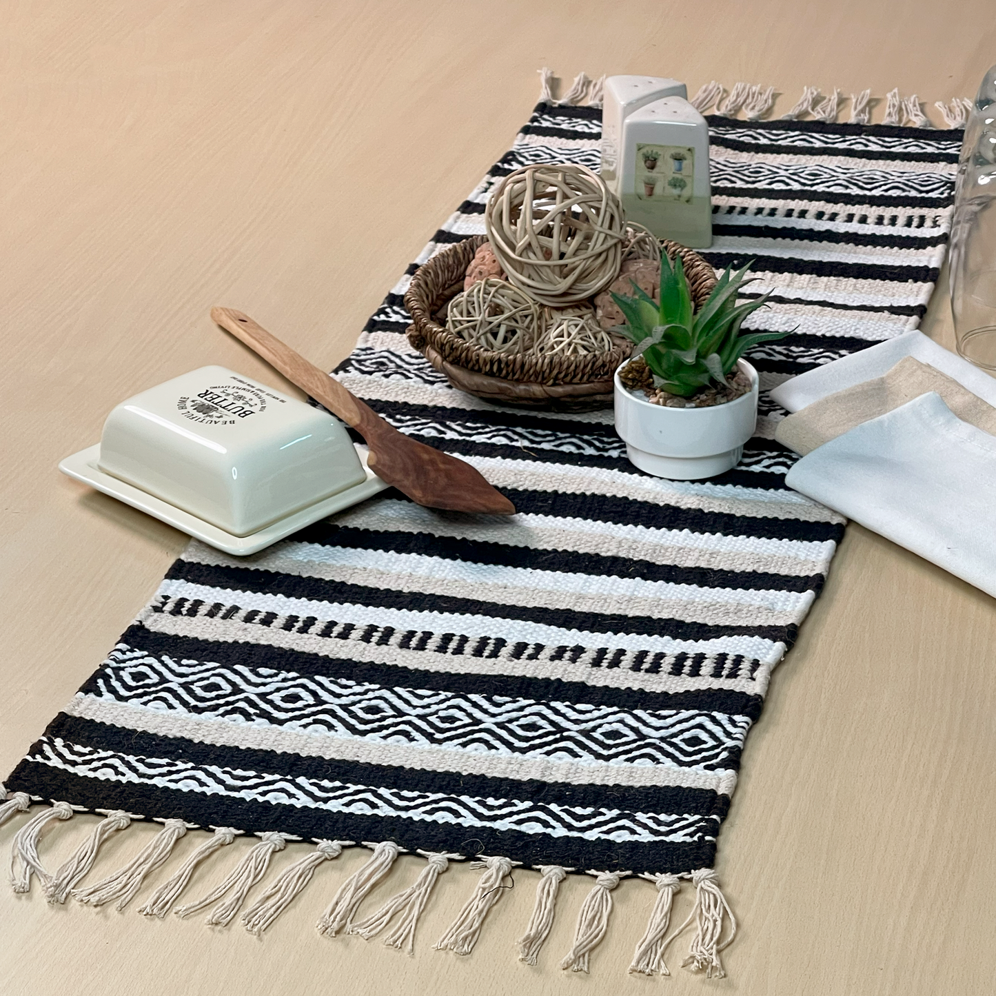 Laguna Table Runner - Black/Ivory, 13''x36''