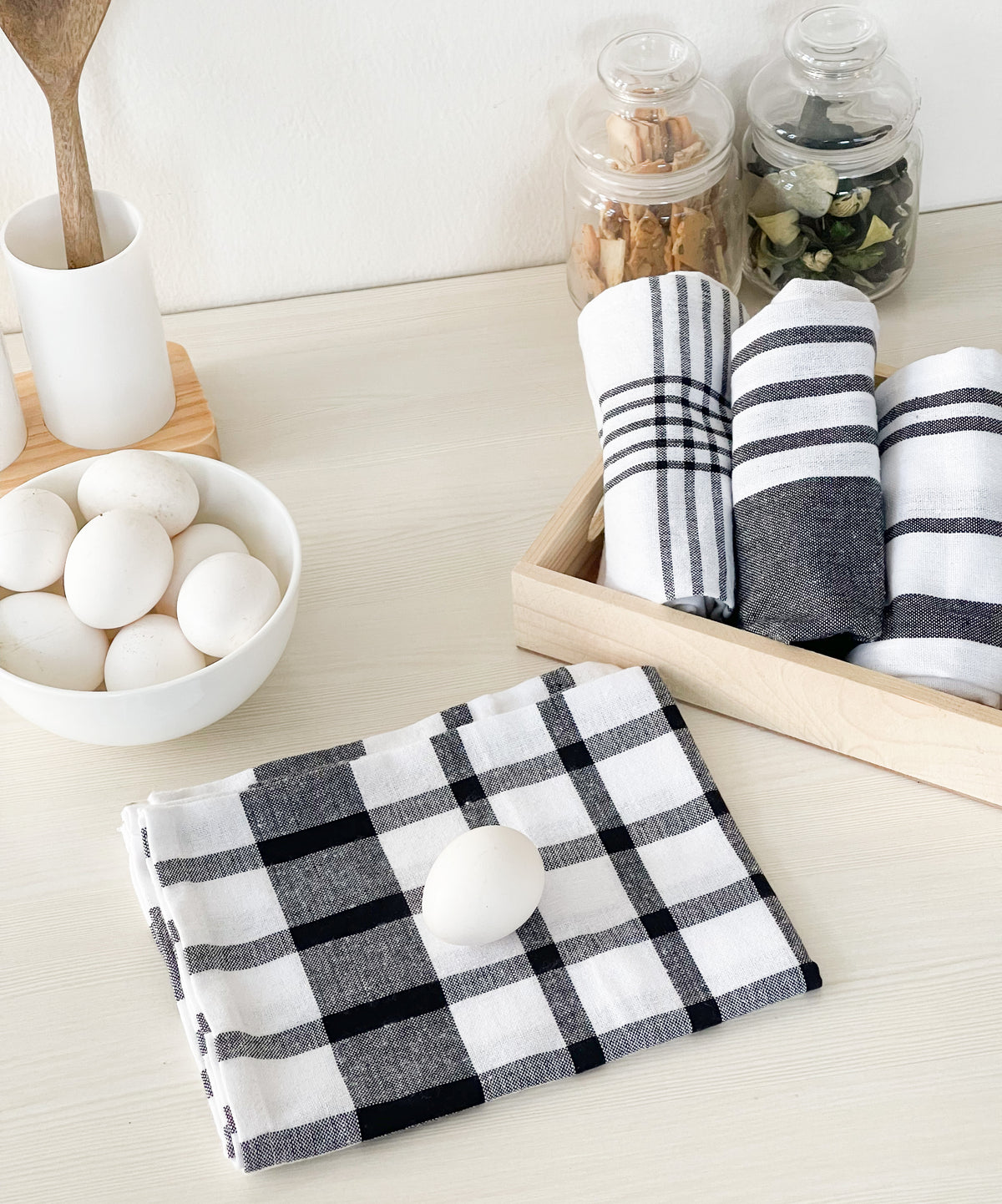 WOVEN KITCHEN TOWELS SET OF  4, Black-White, 18''x28''.