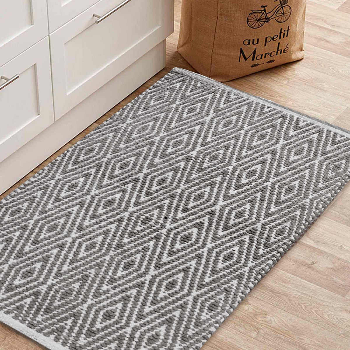 Diamond Rug - Gray/White, 21''x34''