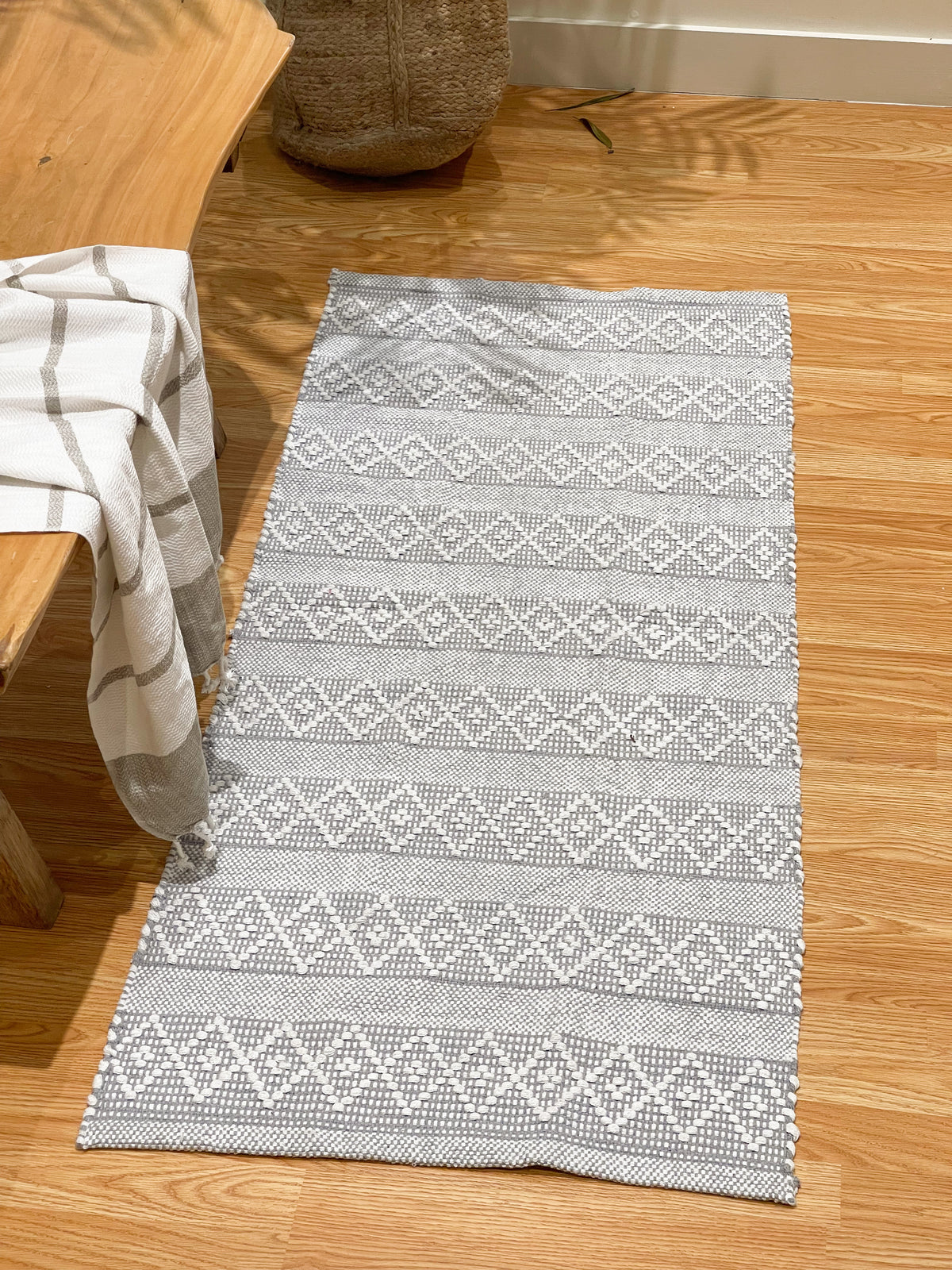 MOROCCO RUNNER RUG, GREY-WHITE, 2' x5'.